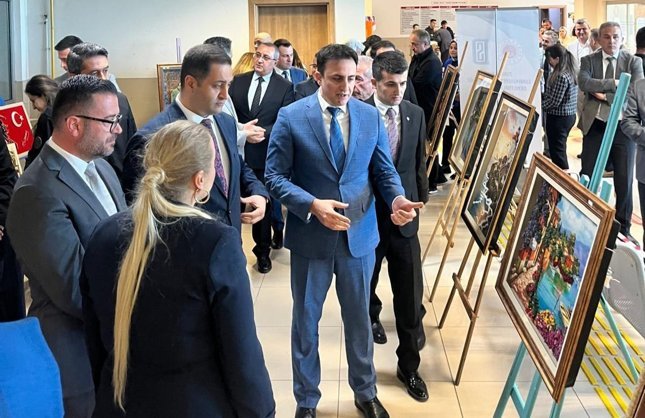 YÜKÜMLÜLER SERGİ AÇTI, MÜZİK DİNLETİSİ SUNDU