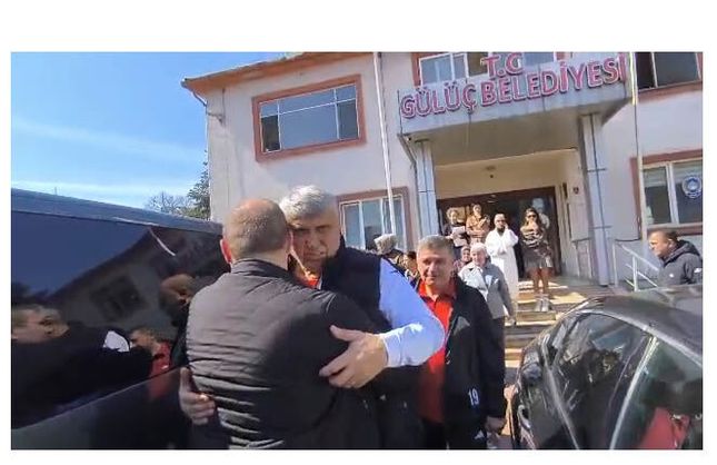 BAŞKAN HELALLİK ALDI, OTOBÜSE BİNDİ...