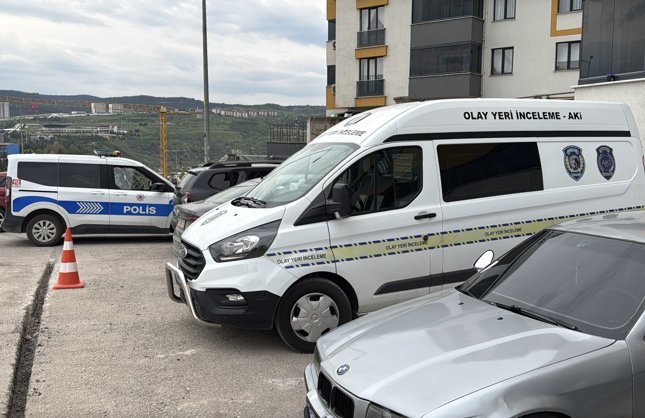 EVİNİN ÖNÜNDE ÖLÜ BULUNDU