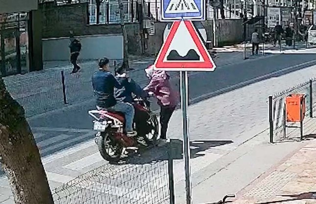 ANNE İLE ÇOCUĞUNA ÇARPTI