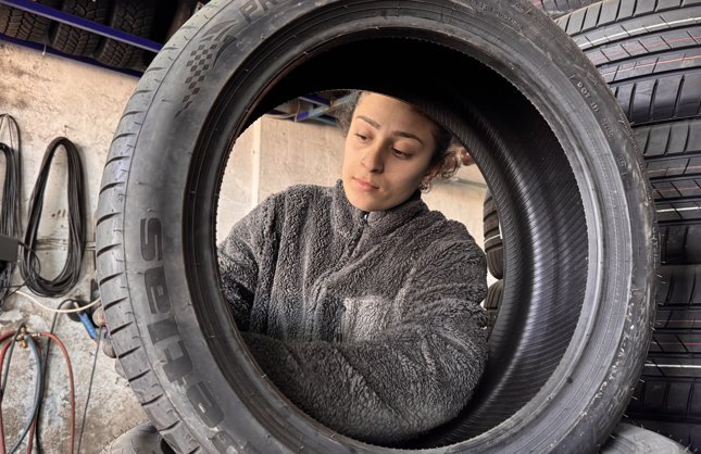 SAHADA TOP KOŞTURUP, LASTİKÇİDE ÇALIŞIYOR