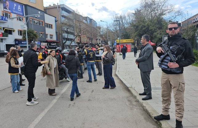 GAZETECİLERDEN POLİSLERE SÜRPRİZ
