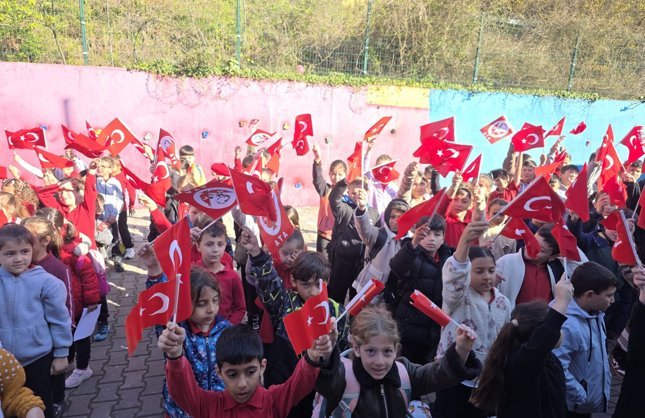 HAİN SALDIRILAR SONRASI OKULLARDA HÜZÜN VE KENETLENME