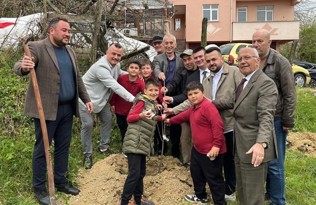 HEM MORAL VERDİLER HEM FİDAN DİKTİLER