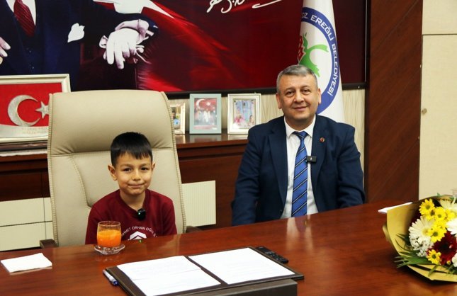 KOLTUĞA OTURDU ATATÜRK'ÜN SÖZÜNÜ SÖYLEDİ