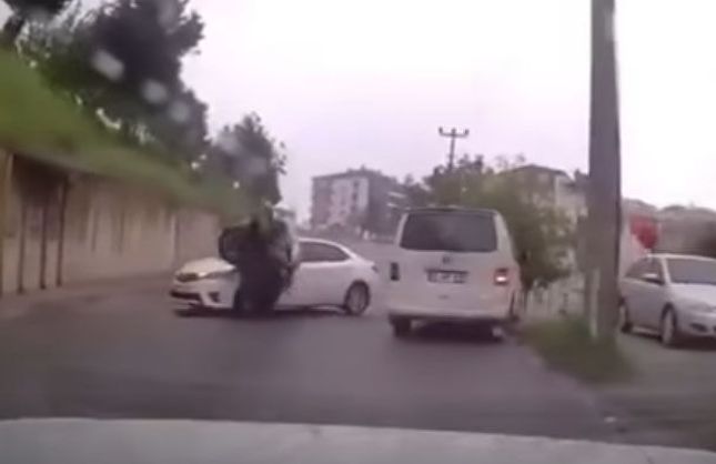 KAZA ANI ARAÇ İÇİ KAMERASINA YANSIDI