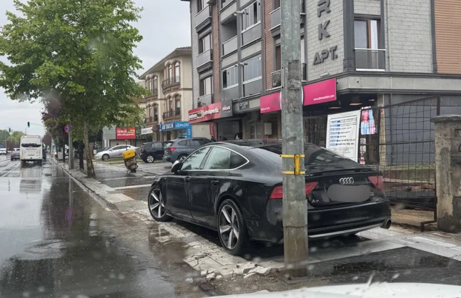 KALDIRIMLAR ARAÇ İŞGALİ ALTINDA!