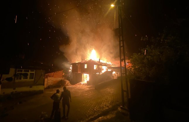 DAVUTLAR KÖYÜ’NDE EV YANGINI!