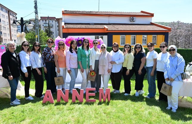 ANNELER VE ÇOCUKLARINA ÖZEL GÜN