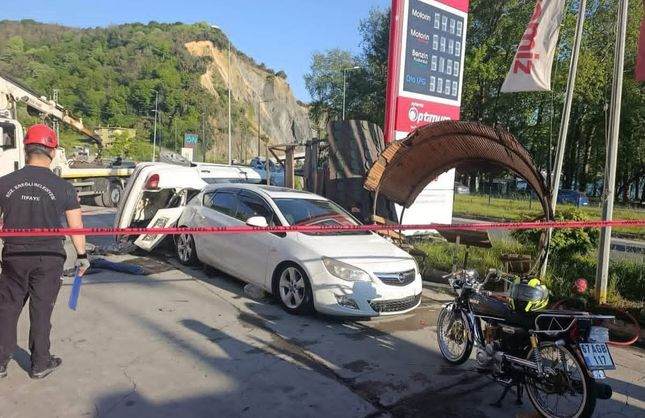 EREĞLİ YOLUNDA OTOMOBİL TAKLA ATTI: 6 YARALI