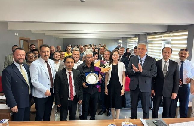 PLAKET VE ÇİÇEKLE UĞURLADILAR