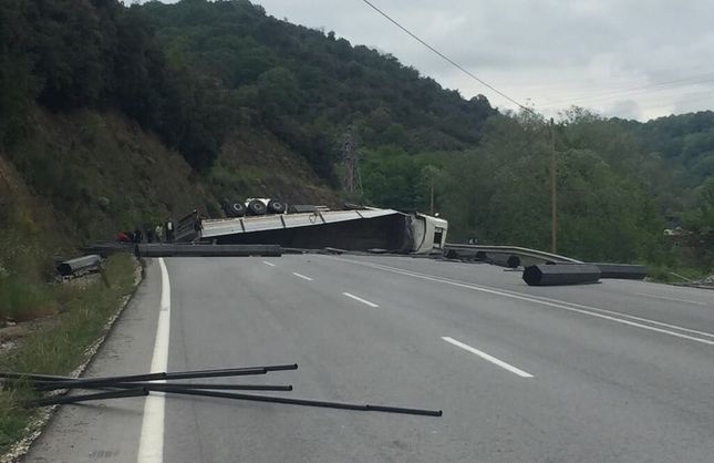TIR DEVRİLDİ, EREĞLİ OSB YOLU KAPANDI