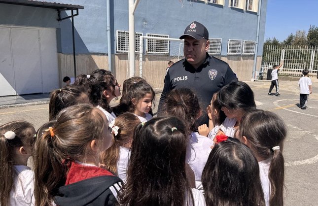 ÖĞRENCİLERLE İP ATLADI, SOSYAL MEDYADA GÜNDEM OLDU