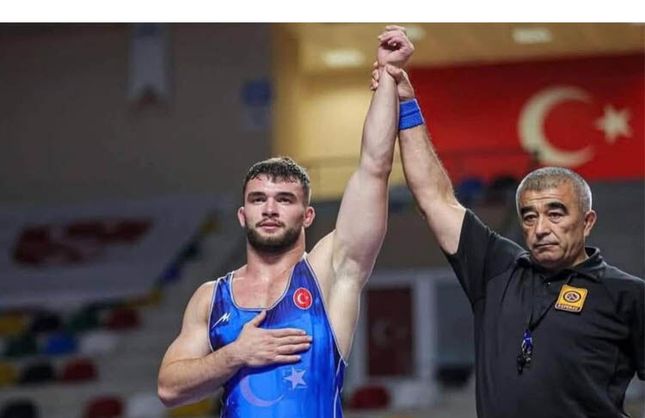 ALAPLILI GÜREŞÇİ, DÜNYA ŞAMPİYONU OLDU
