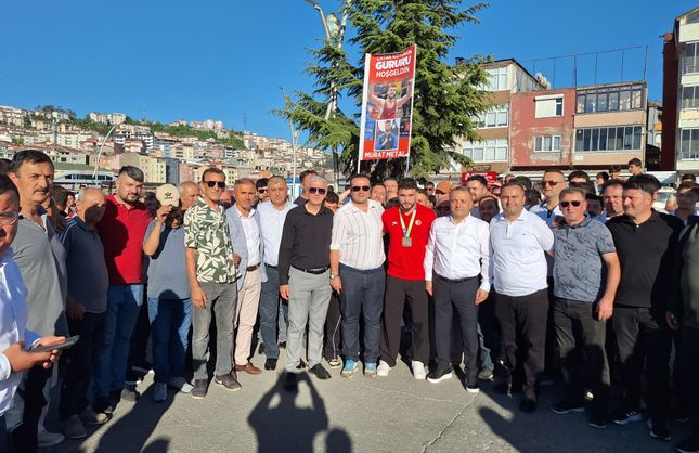 MİLLİ GÜREŞÇİ ALPEREN ATAR, COŞKUYLA KARŞILANDI