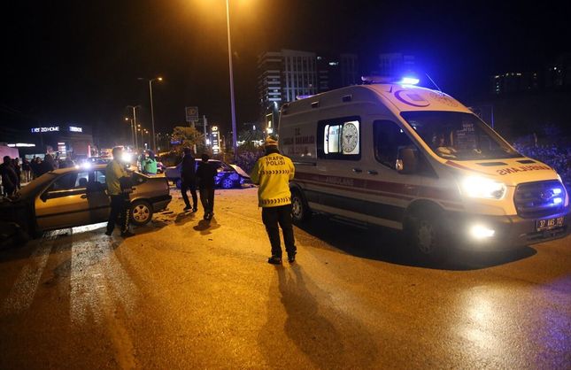 ZİNCİRLEME KAZA, 6 KİŞİ YARALANDI