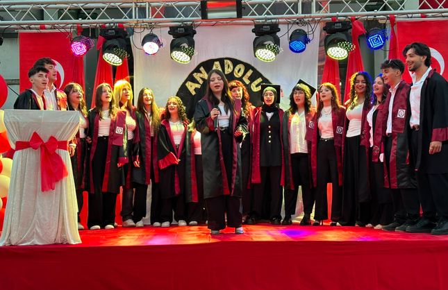 ANADOLU LİSESİ’NDE MEZUNİYET COŞKUSU