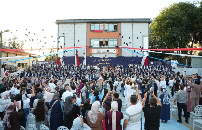 251 ÖĞRENCİ TÖRENLE UĞURLANDI
