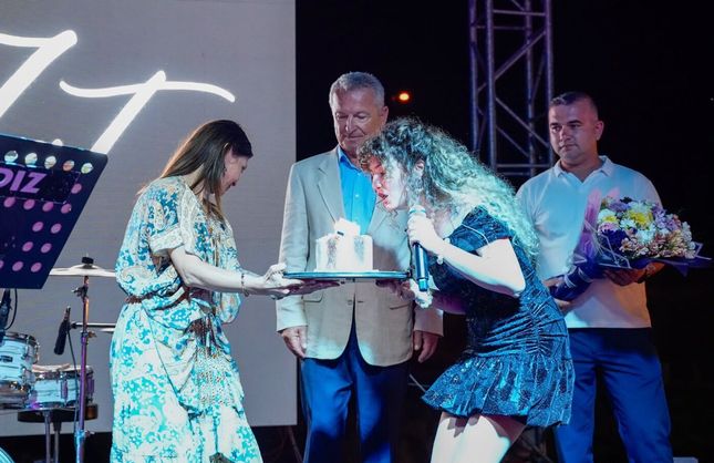 EDA TAT SAHNE ALDI, ÇEKTİRME KAFE AÇILDI