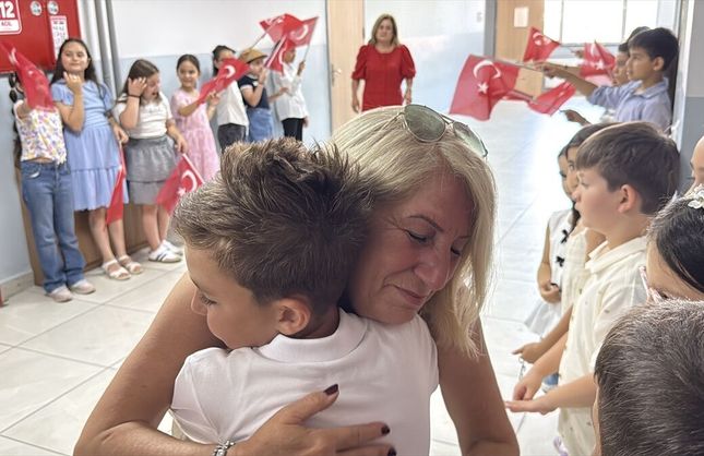 EMEKLİ ÖĞRETMENE DUYGUSAL VEDA