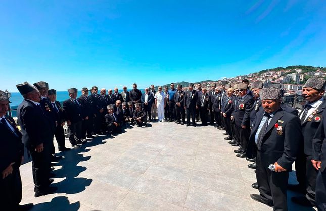 ÖĞRETMENEVİNDE BİR ARAYA GELDİLER