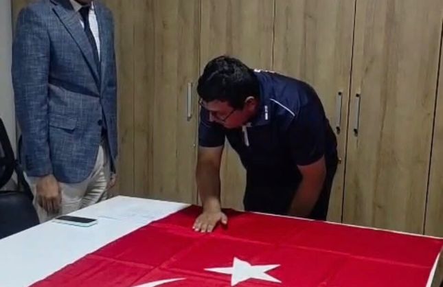 BAYRAK HUZURUNDA YEMİN EDİP MEMURİYETİNE BAŞLADI