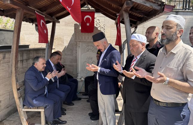 ŞEHİTLİKLER ZİYARET EDİLDİ...