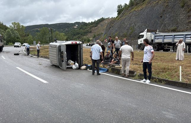 REFÜJE ÇARPIP DEVRİLDİ, 3 YARALI