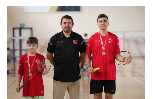 ANTRENÖR BABA OĞULLARIYLA BAŞARI PEŞİNDE