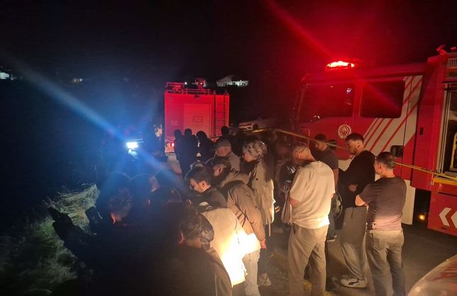 ŞARAMPOLE DEVRİLDİ, SÜRÜCÜ YARALANDI
