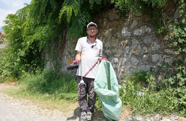 YOL KENARINDA ALTIN DOLU ÇANTA BULDU