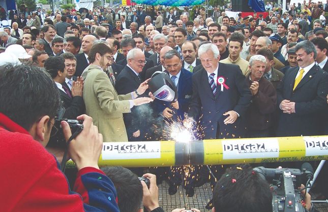 3 BİN 200 KONUTA DAHA DOĞALGAZ VERİLDİ
