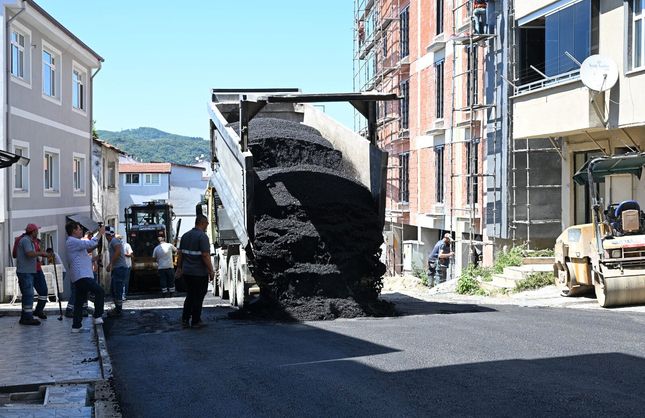 17 BİN TON SICAK ASFALT YOLLARA SERİLDİ