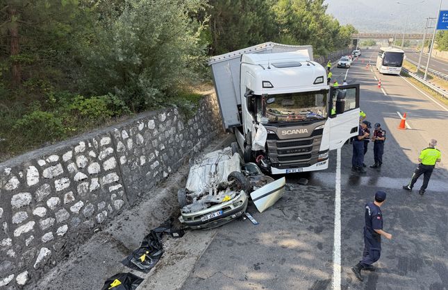 TIRLA ÇARPIŞAN OTOMOBİL SÜRÜCÜSÜ ÖLDÜ
