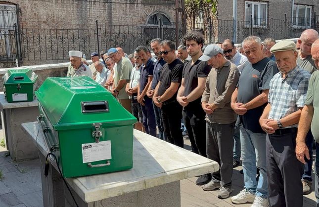 DEDE VE TORUNU GÖZYAŞLARIYLA UĞURLANDI