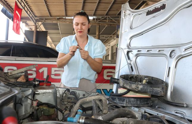 SEKRETER OLARAK BAŞLADIĞI SANAYİDE USTA OLDU
