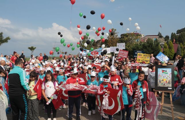 UÇURTMALAR GAZZELİ ÇOCUKLAR İÇİN GÖKYÜZÜNDE SÜZÜLDÜ