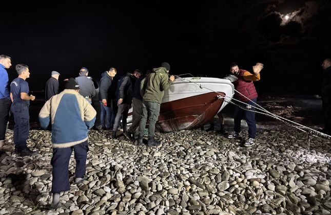 TEKNE ALABORA OLDU 1 POLIS HAYATINI KAYBETTİ DİĞERİ ARANIYOR