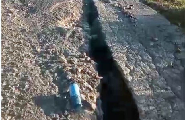 AŞIRI YAĞIŞLARDAN SONRA YOLDA DERİN ÇUKURLAR OLUŞTU