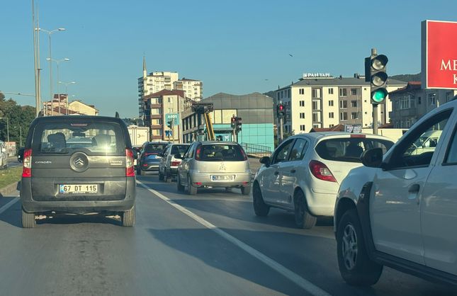 3 KİLOMETRELİK YOL 30 DAKİKADA GEÇİLİYOR