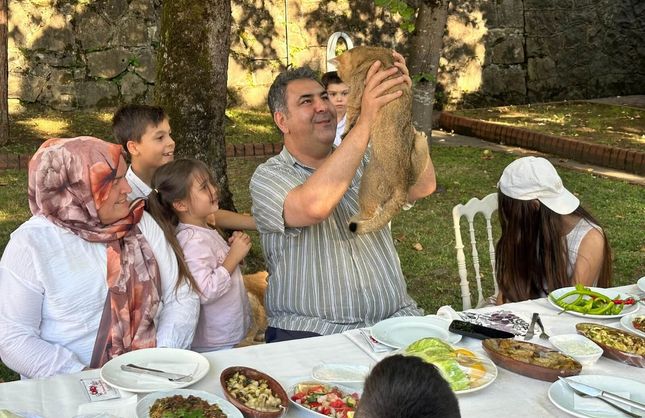 TORUNLARIYLA BİRLİKTE AĞIRLADI