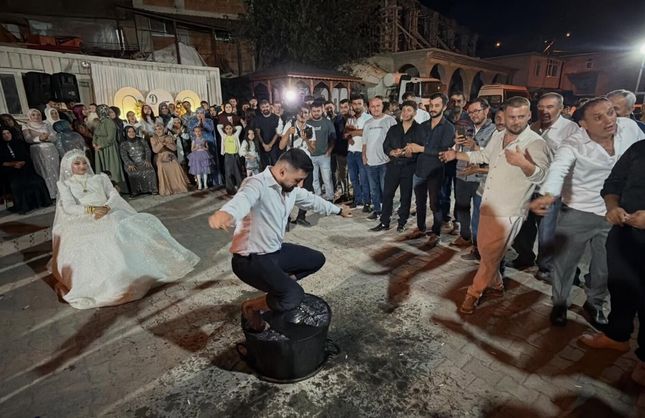 DAMADI KARA KAZANDA OYNATTILAR