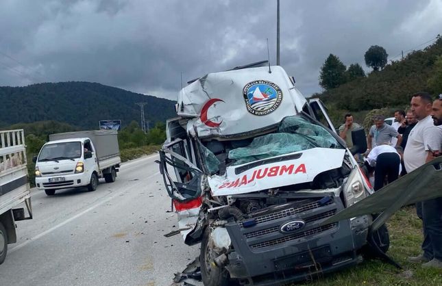AMBULANS KAZA YAPTI, SÜRÜCÜ YARALI