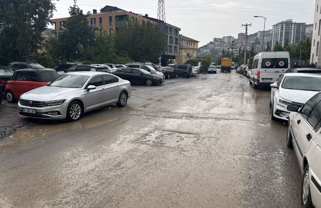 ADLİYE VE VERGİ DAİRESİ GÜZERGAHI ÇAMUR İÇİNDE