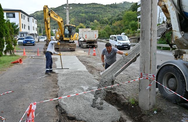 KEMER BÖLGESİNDE YOL GENİŞLETME ÇALIŞMALARI BAŞLADI
