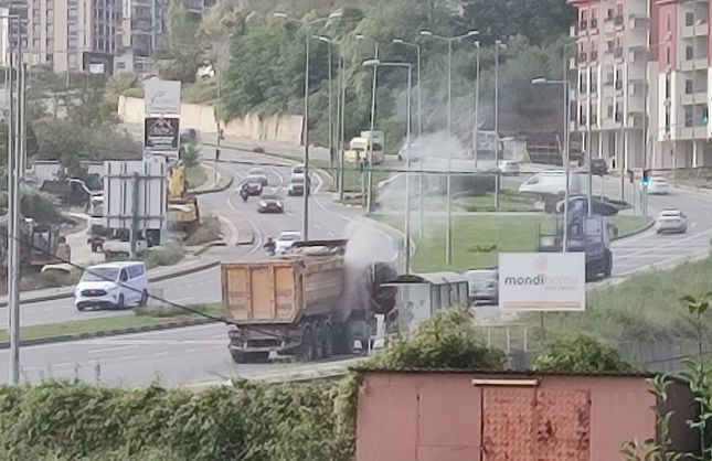 KEPEZ YOLUNDA KAMYONA İTFAİYE MÜDAHALESİ