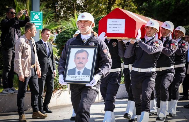 BALCI İÇİN VALİLİK ÖNÜNDE TÖREN DÜZENLENDİ