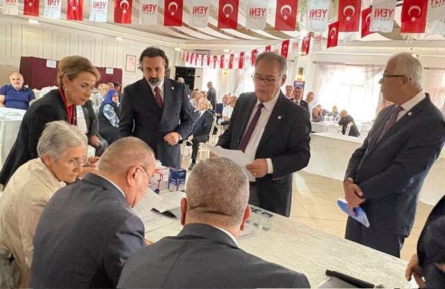 YENİ PARTİ'DE EĞİLİM YOKLAMASI