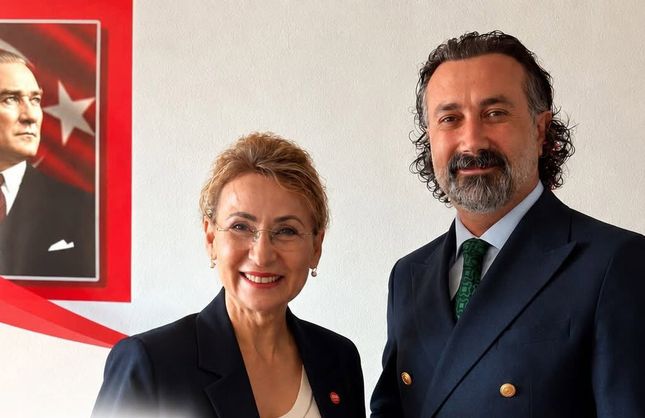 YENİ PARTİ'DE DEVİR TESLİM TÖRENİ