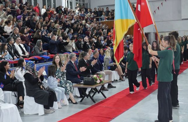 MEZUNLAR YENİLERE ROZET TAKTI